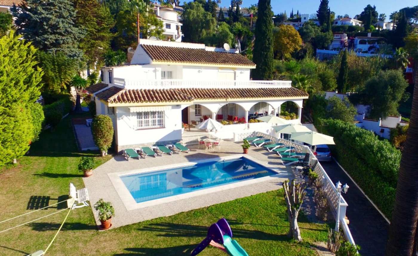 Family villa with pool and garden in Mijas