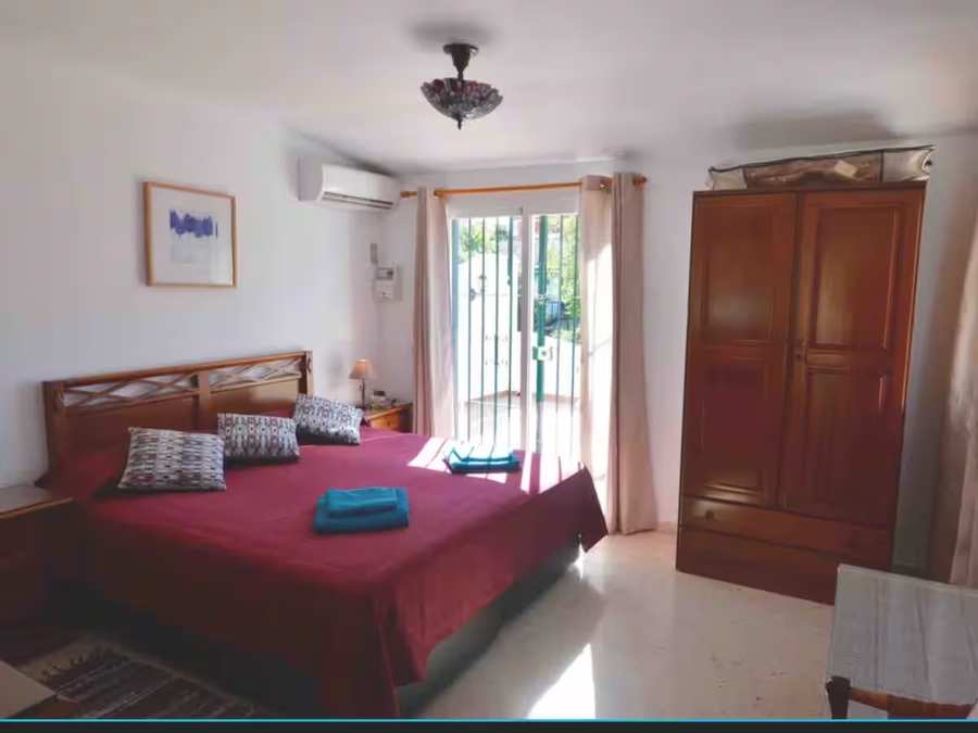 Double bedroom with air-conditioning and terrace doors